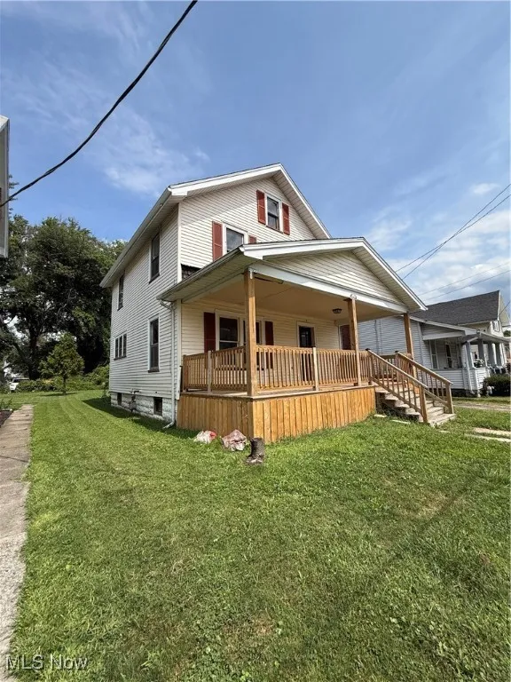 View of front facade with a porch and a front lawn