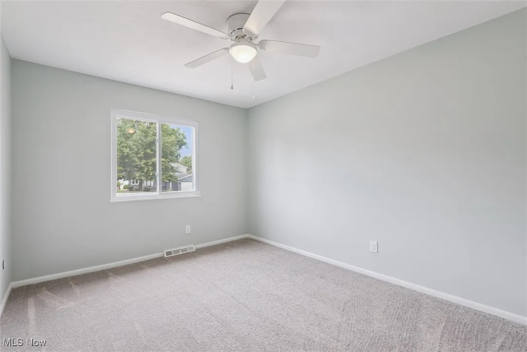 Unfurnished room with carpet and ceiling fan