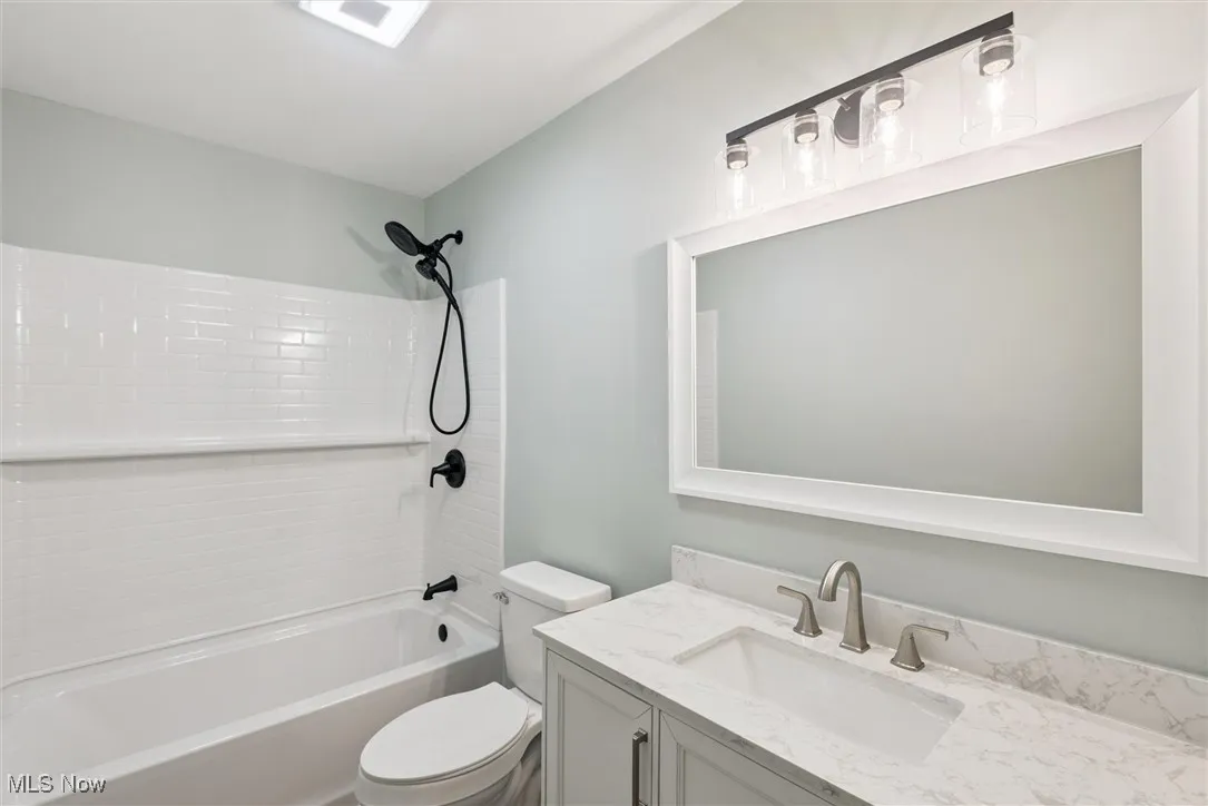 Full bath with vanity and shower / tub combination