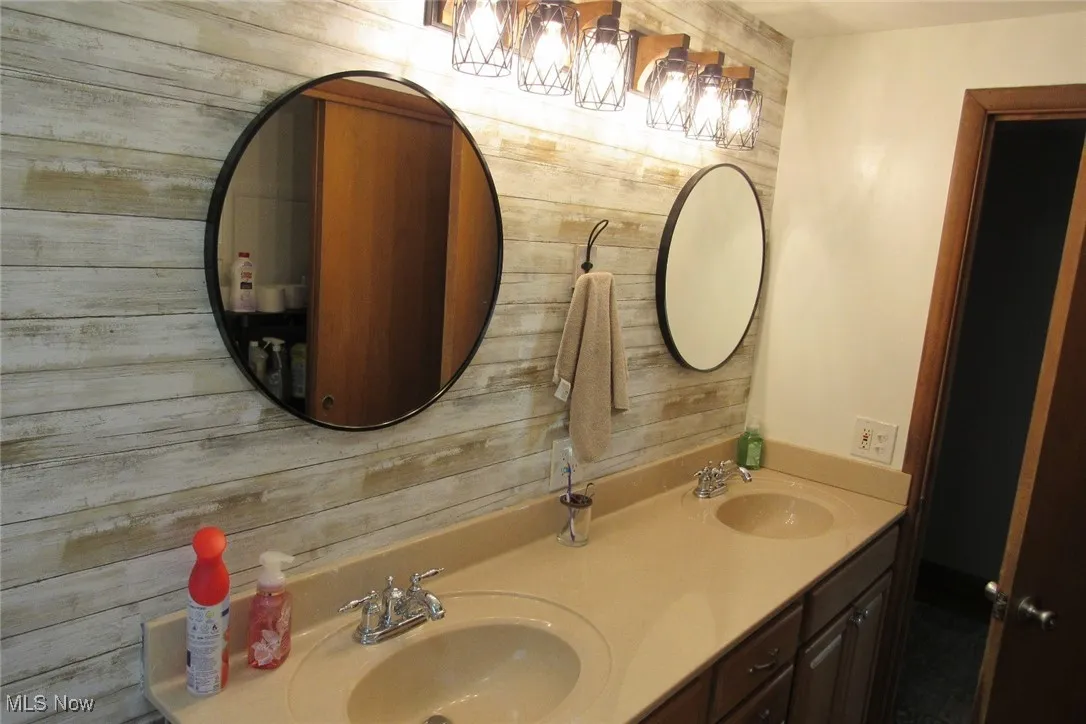 Updated full bath.
