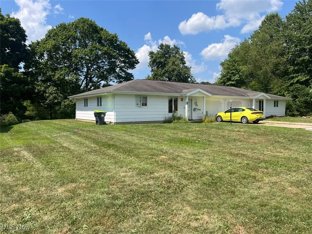 View of front of home featuring a front lawn and driveway