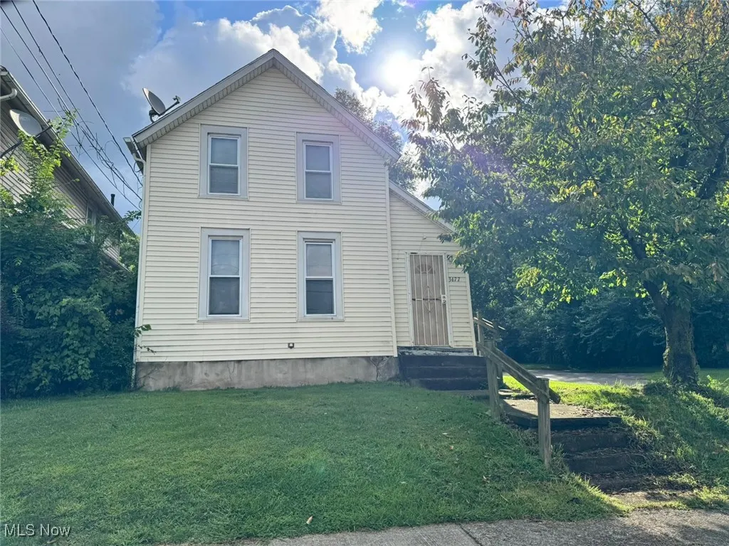 View of front of property featuring a front yard