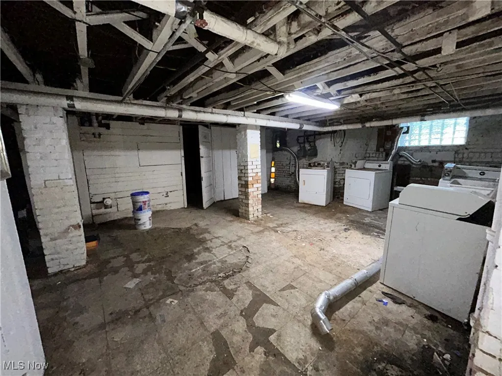 Basement with washing machine and clothes dryer
