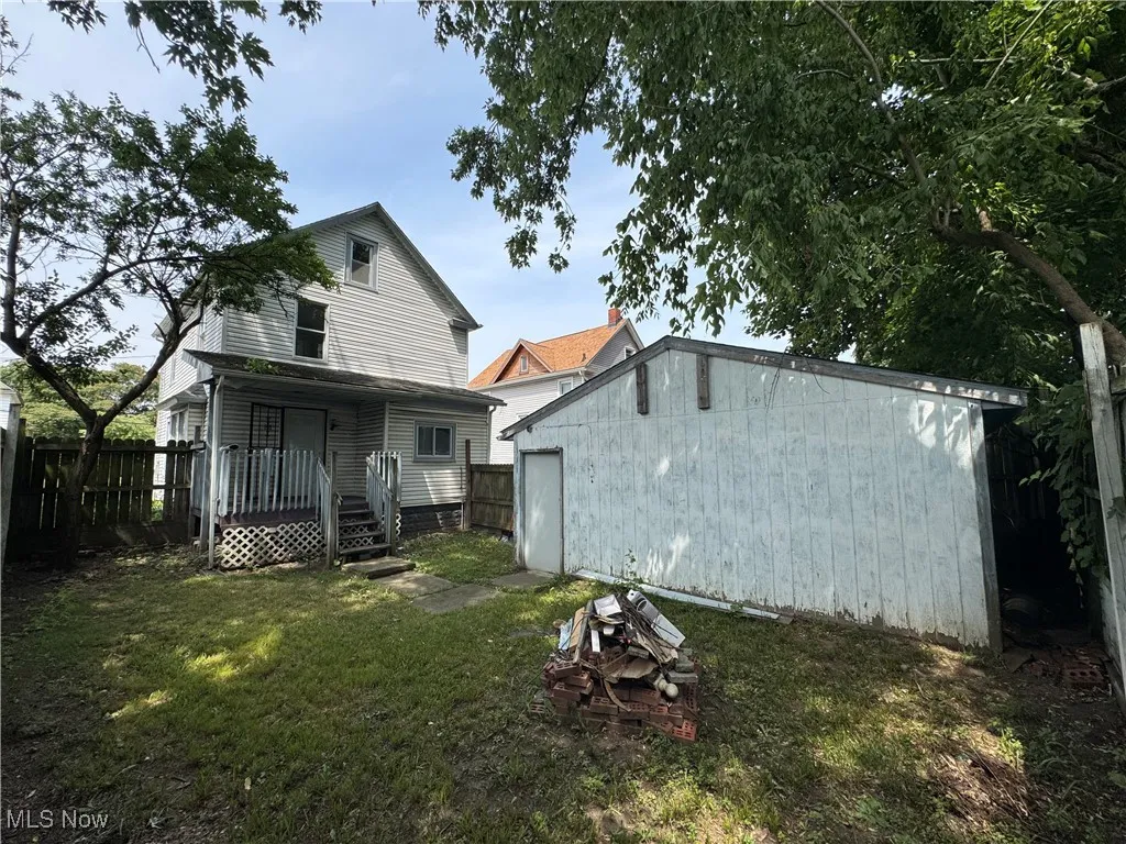 Back of house featuring an outdoor structure