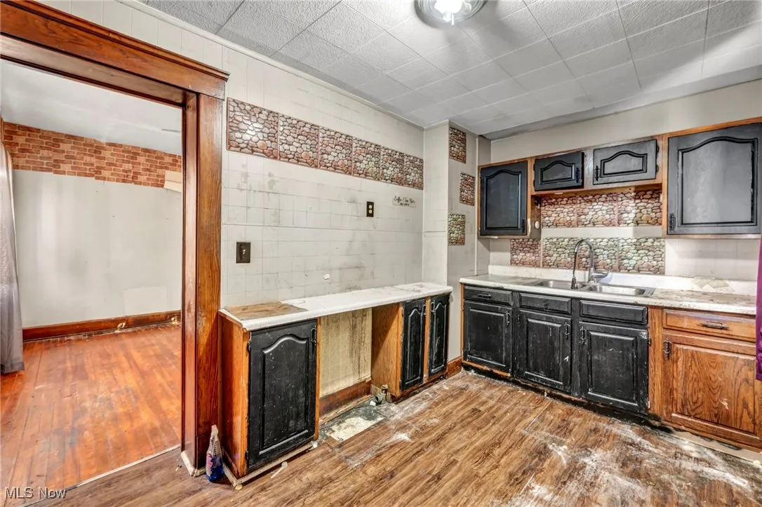 Kitchen with dark wood finished floors and tasteful backsplash