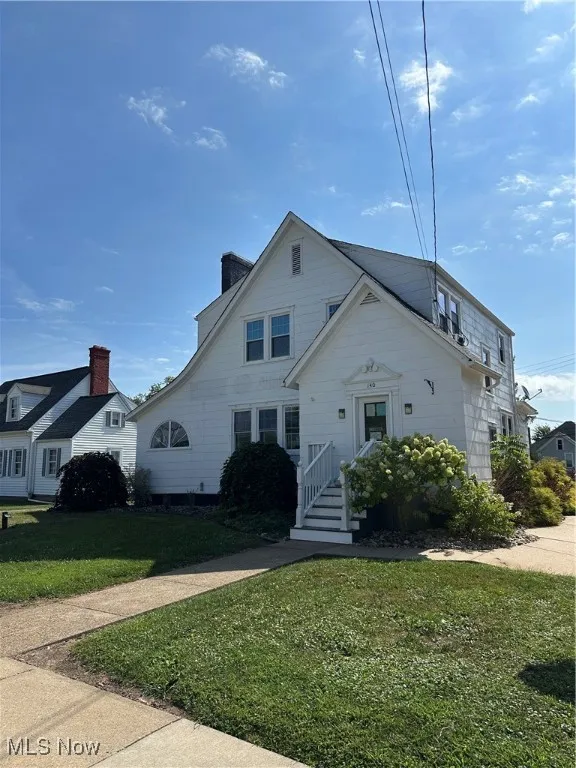 View of front of property featuring a front lawn