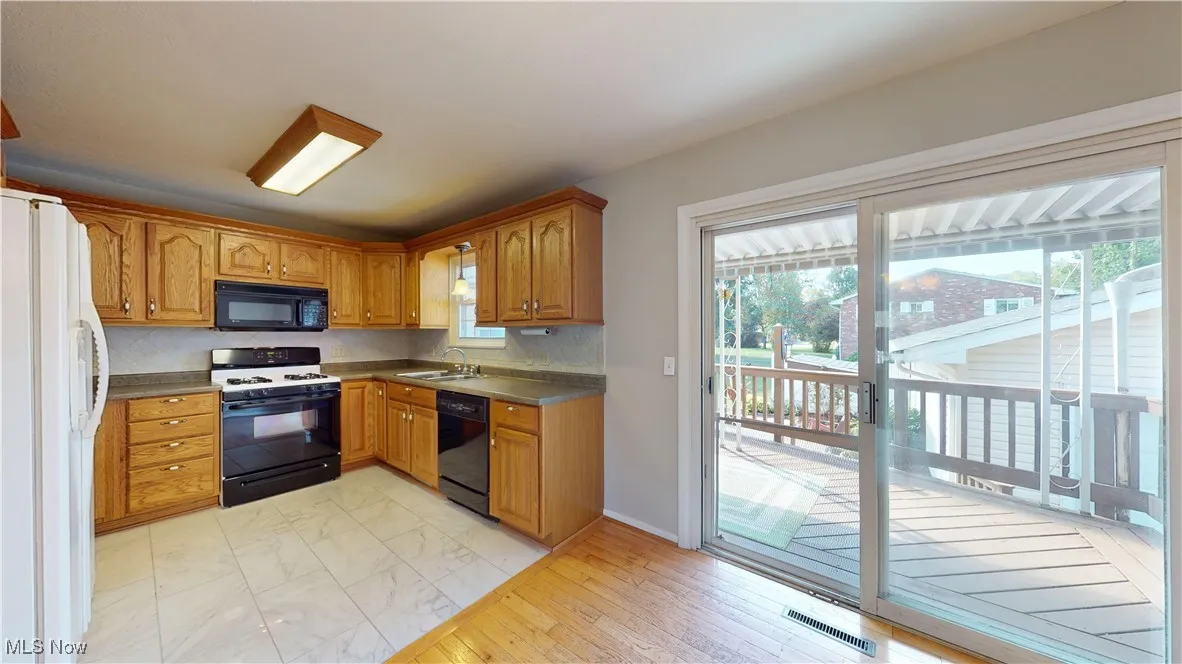 KITCHEN NEXT TO DEK DOORS