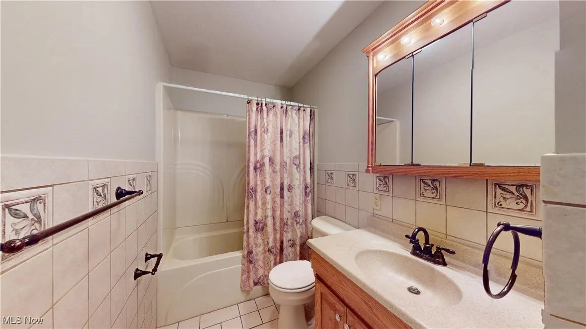 MAIN BATH IN UPSTAIRS HALLWAY