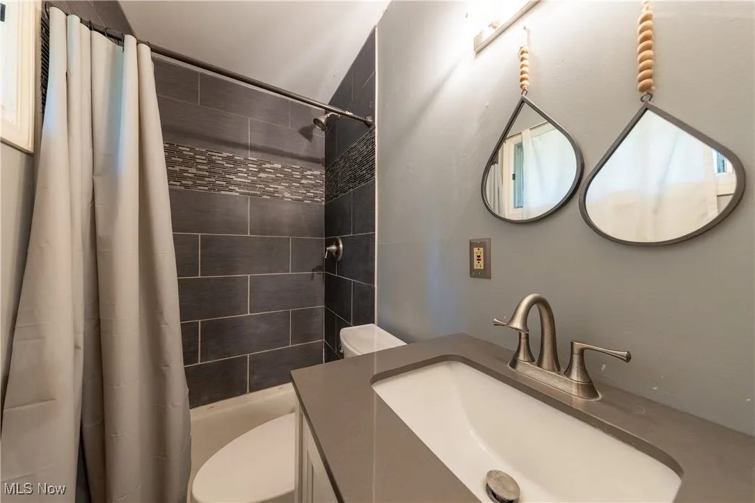 Ensuite primary bathroom located on the first floor