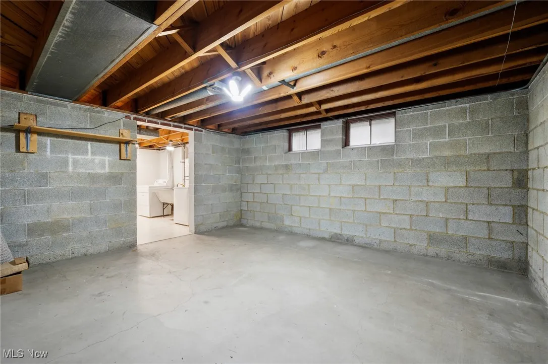Basement featuring washer / dryer