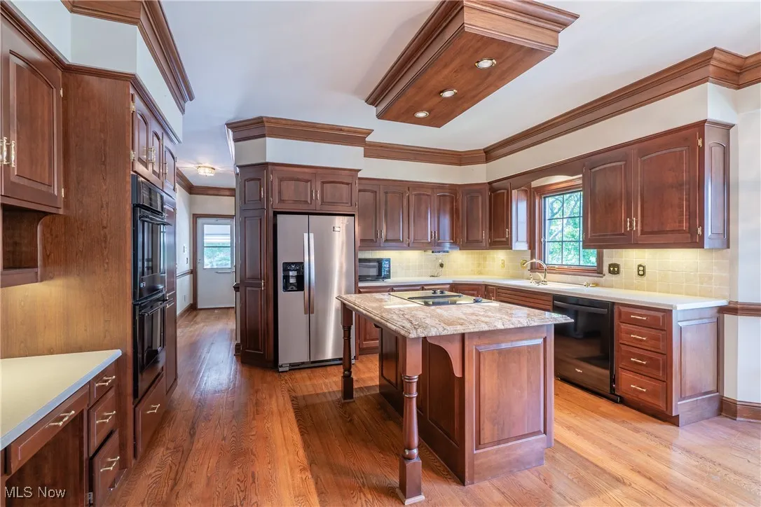 Pretty center island with granite counter,
