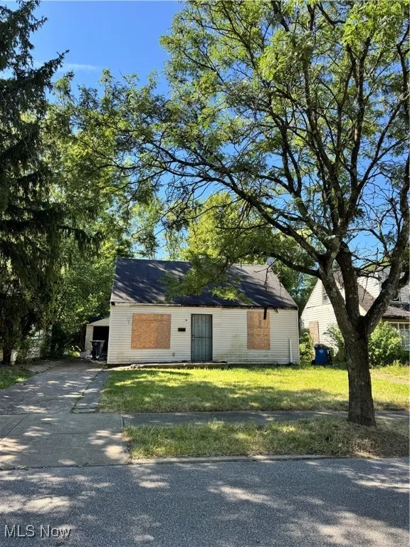 View of front facade with a front lawn and driveway