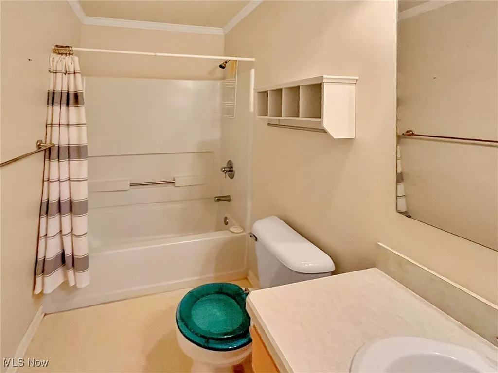 Guest Bath (upstairs)
