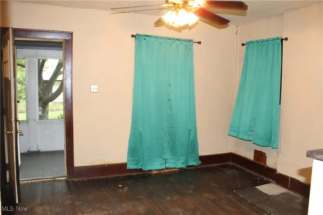 Livingroom with dark wood floors, ceiling fan, and a textured ceiling