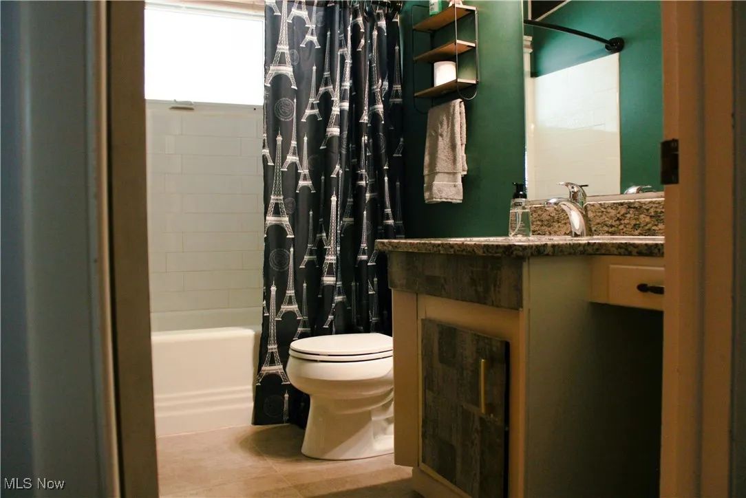Bathroom with shower / bath combo.