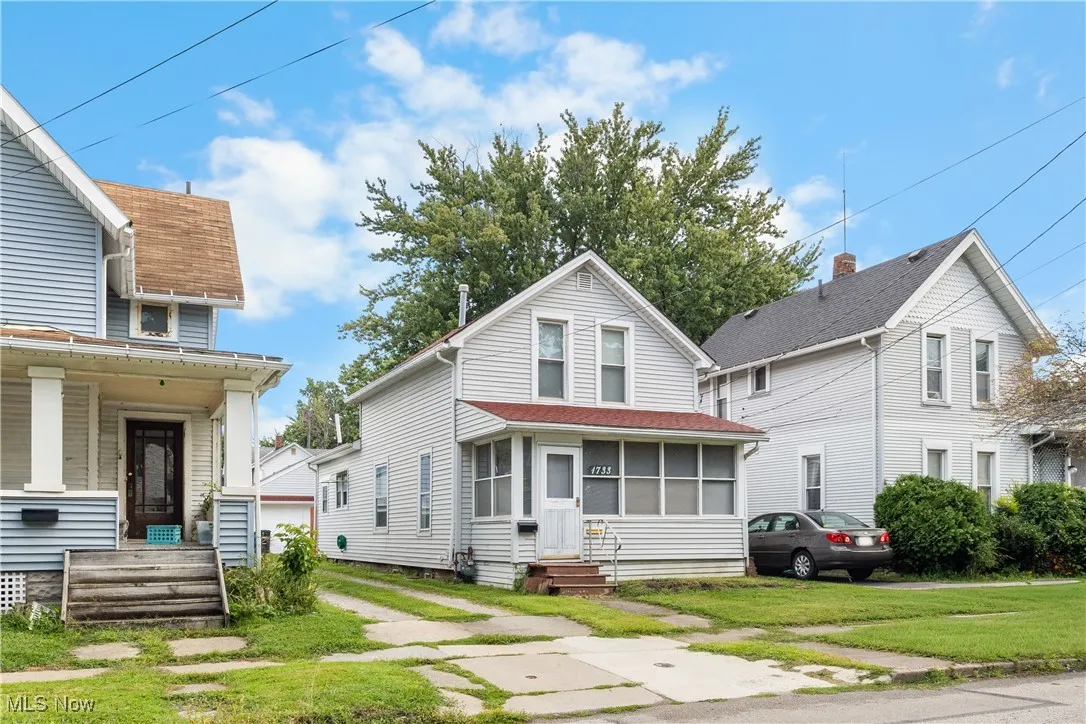 View of front facade featuring a front yard