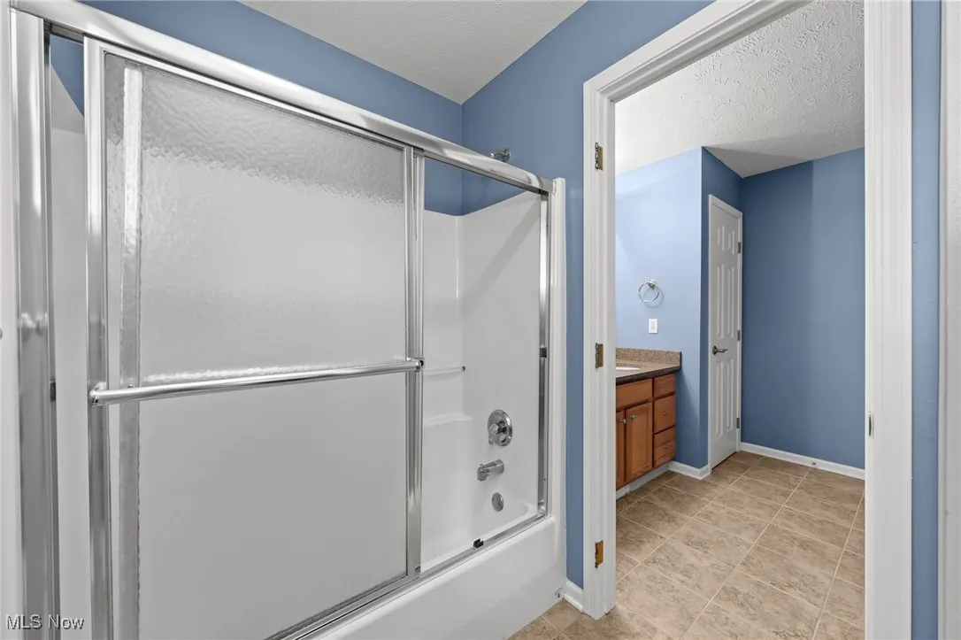 SECOND FLOOR FULL BATHROOM