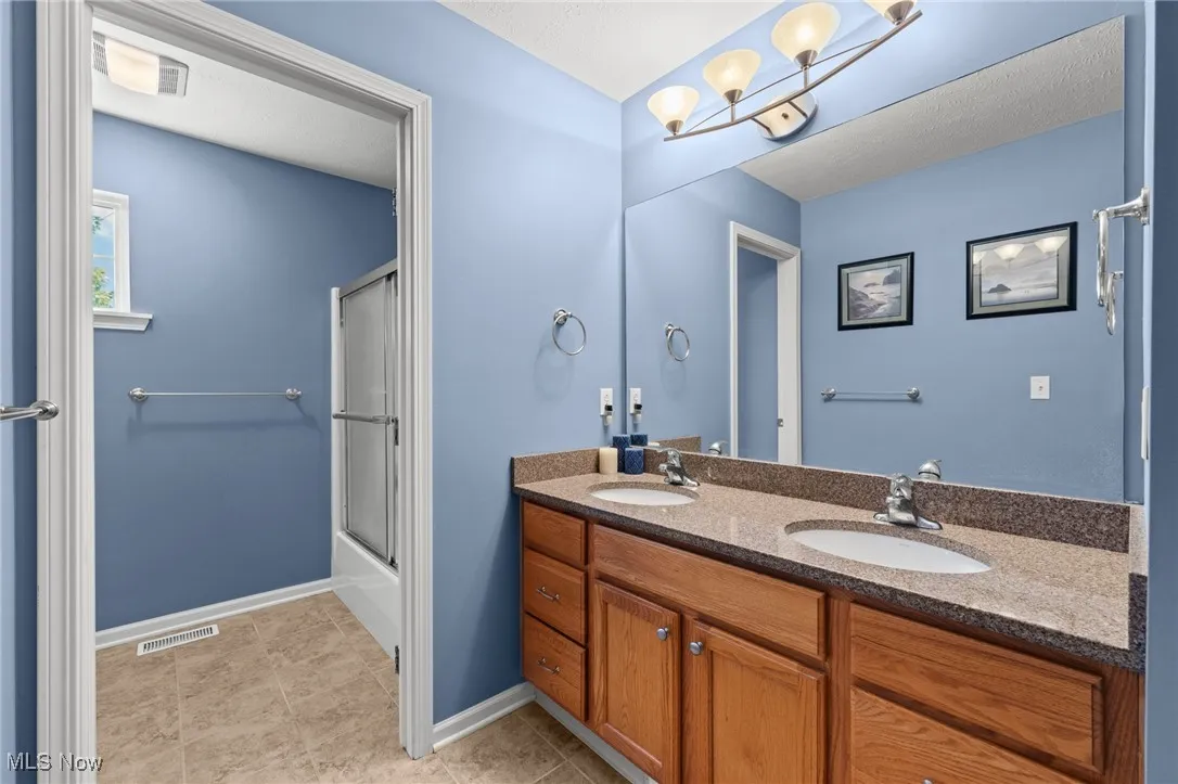 SECOND FLOOR FULL BATHROOM
