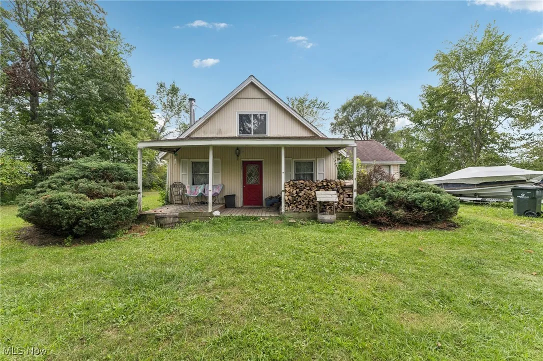 View of front of property featuring a porch and a front lawn