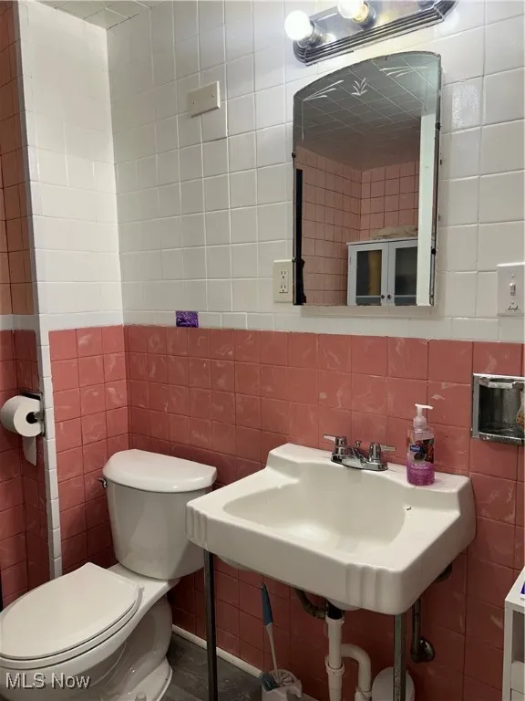 Bathroom featuring tile walls and backsplash