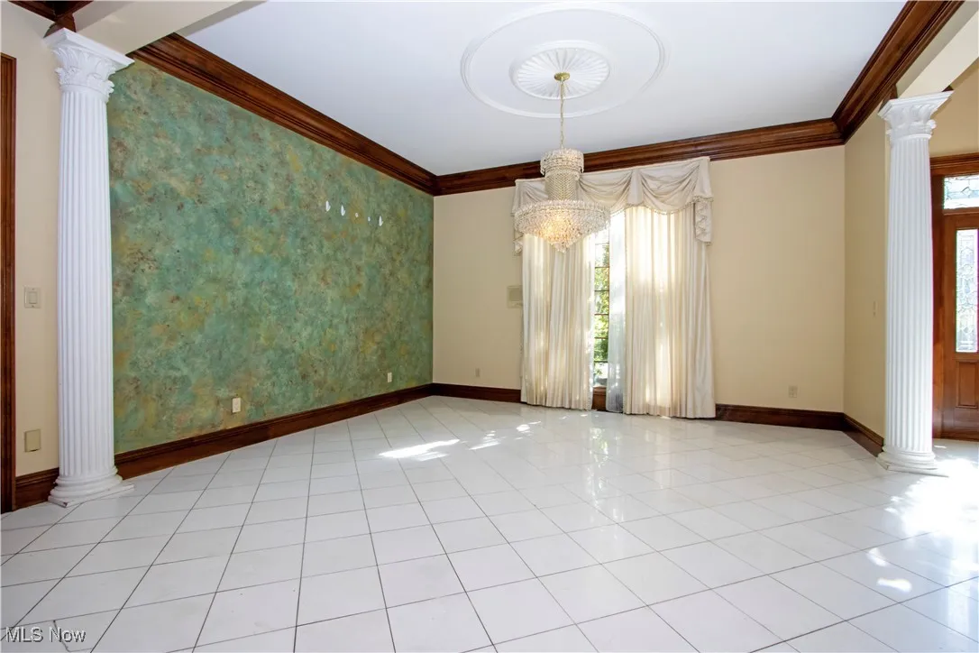 Dining room to the right of the entry