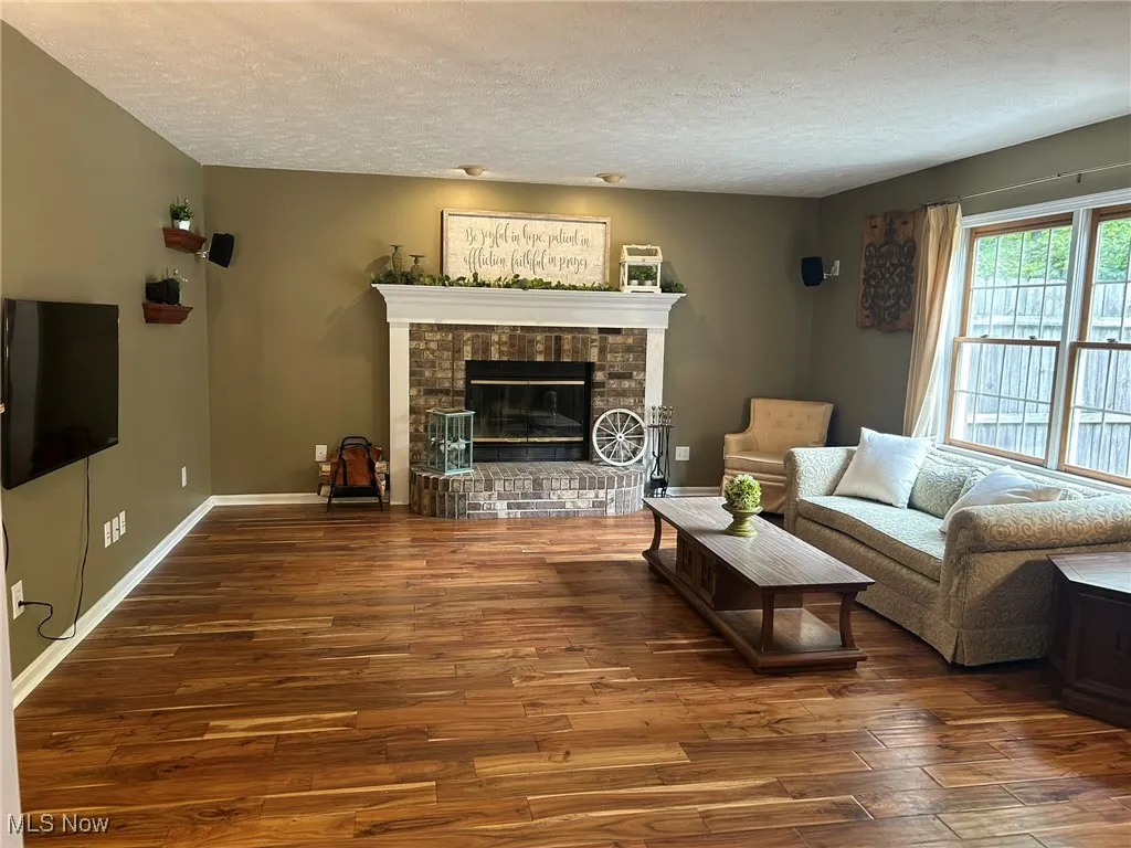 Features woodburning fireplace with gas starter