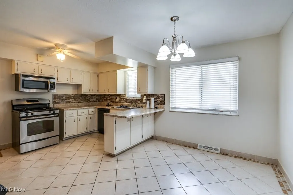 Full kitchen