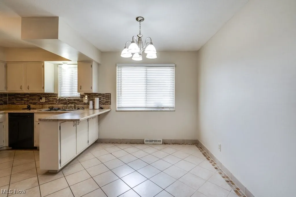 Eat-in kitchen