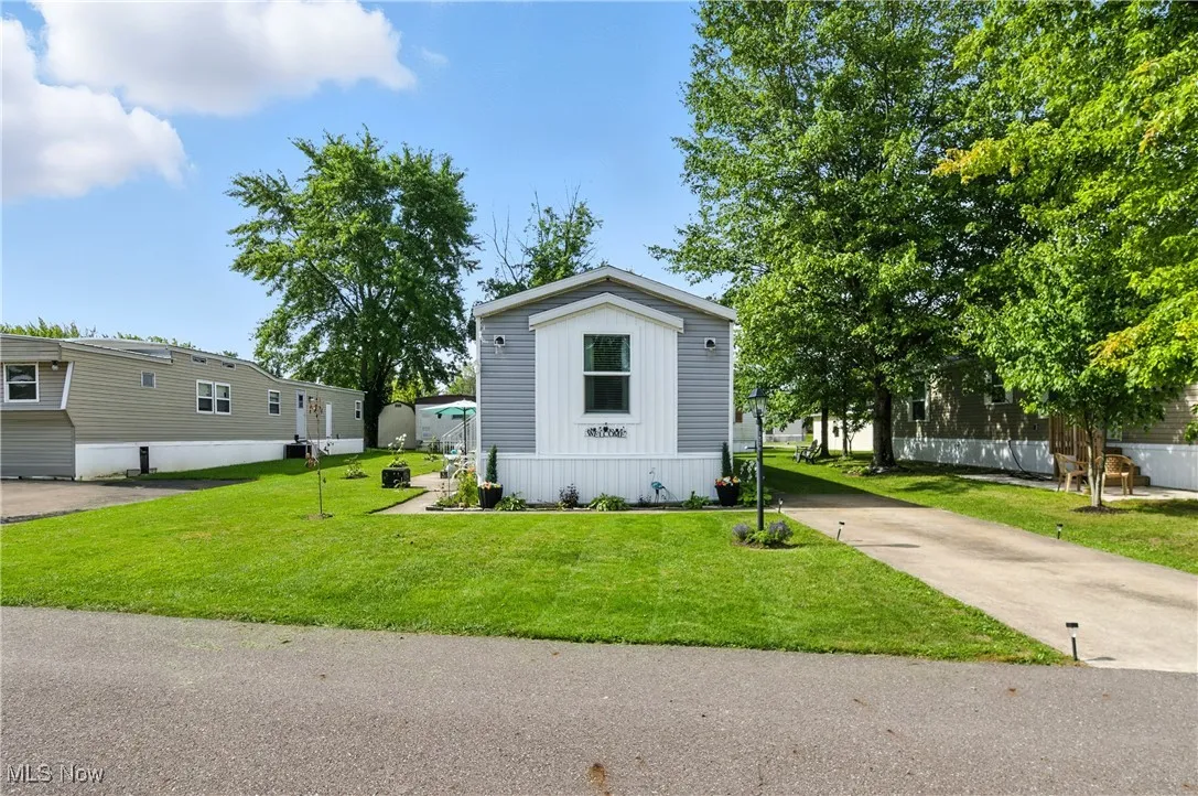 Manufactured / mobile home with a front yard