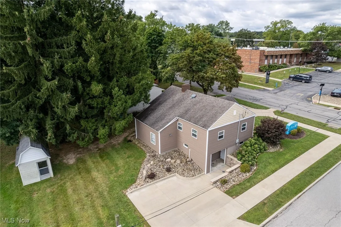 Aerial view of property and surrounding area