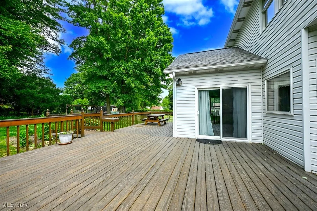 *NICE LARGE DECK ~