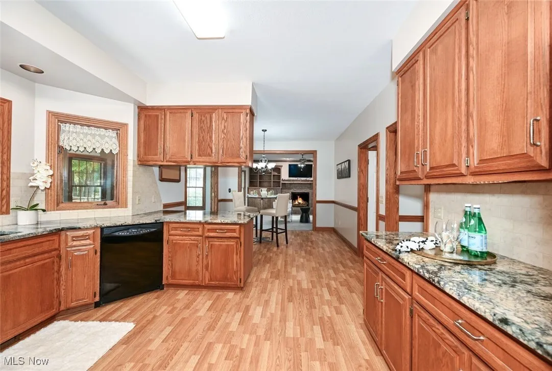 *BEAUTIFUL EXOTIC GRANITE COUNTERTOPS W/BREAKFAST BAR, TONS OF STORAGE, CABINETS WITH PULL OUT DRAWERS, PANTRY, FULLY APPLIANCED!! ~