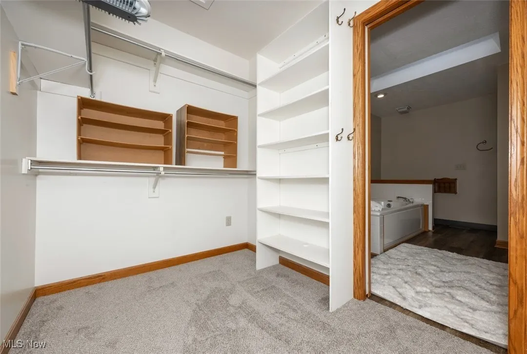 *WALK IN CLOSET