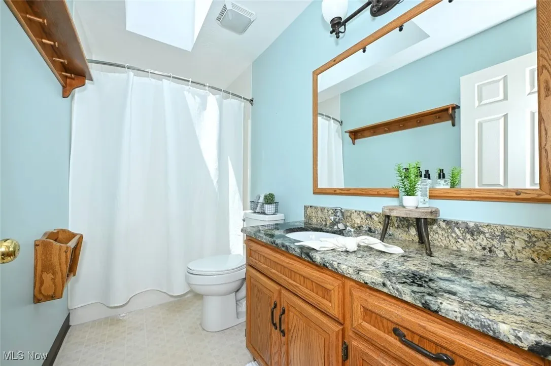 *FULL BATHROOM 2ND FLOOR, TUB/SHOWER COMBO, SKYLIGHT, GRANITE COUNTERTOP ~