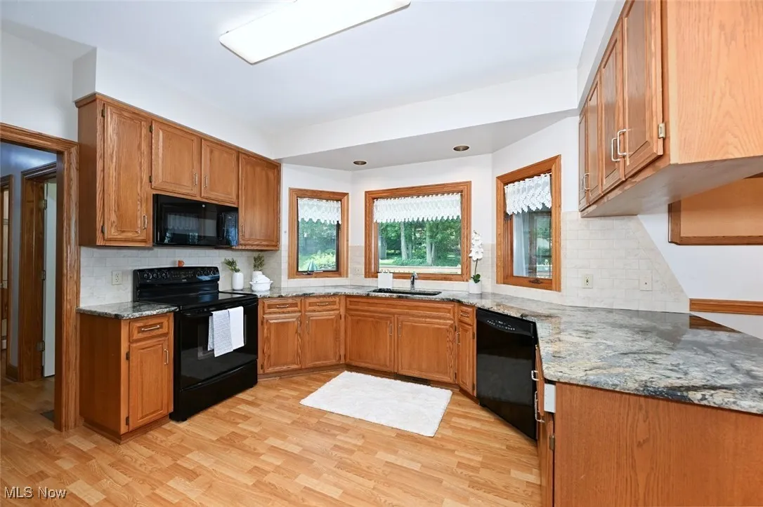 *BEAUTIFUL EXOTIC GRANITE COUNTERTOPS W/BREAKFAST BAR, TILE BACKPLASH, BLACK ACCENT STONE SINK, TONS OF STORAGE, CABINETS WITH PULL OUT DRAWERS, PANTRY, FULLY APPLIANCED!! ~