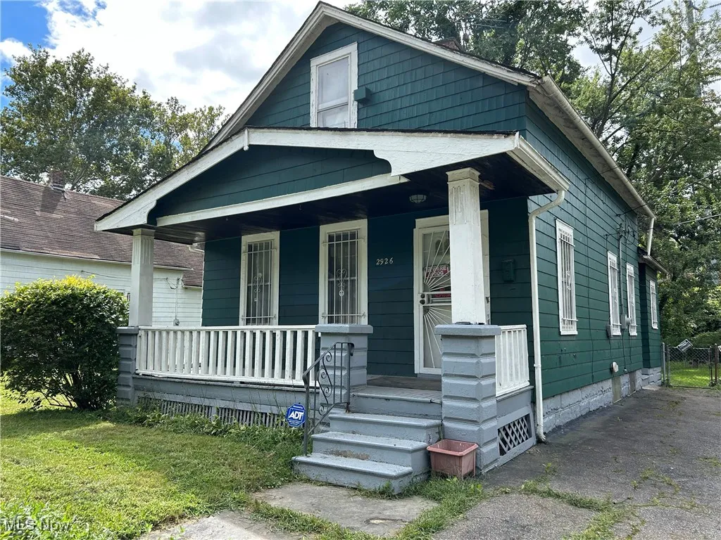 View of front facade with a porch