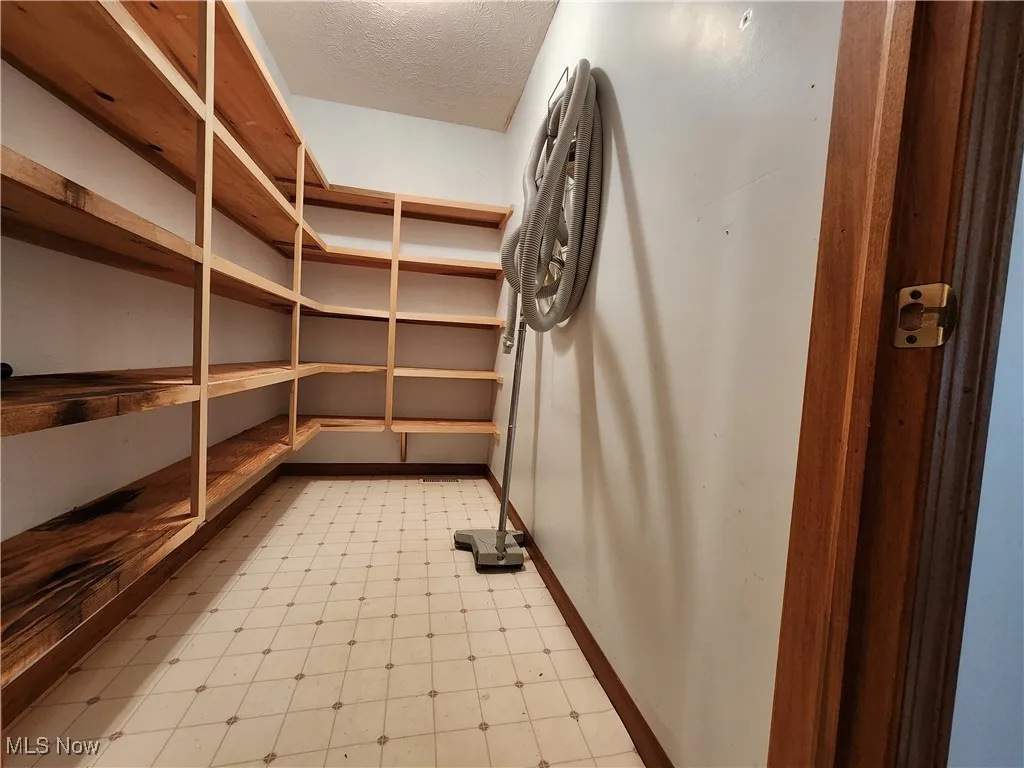 Walk in pantry