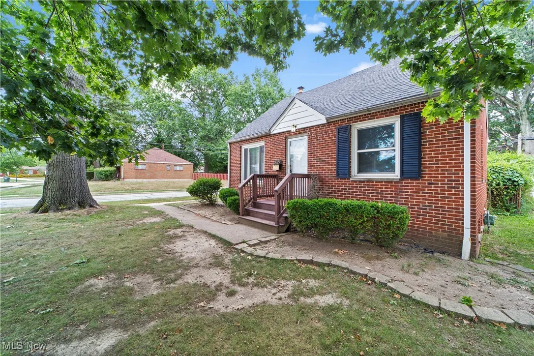 This is a beautiful lot on this home.