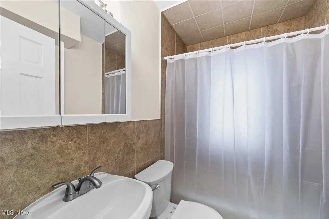 This is the 1st floor bathroom with tub/shower