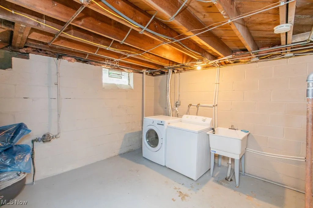 Washroom with washing machine and dryer