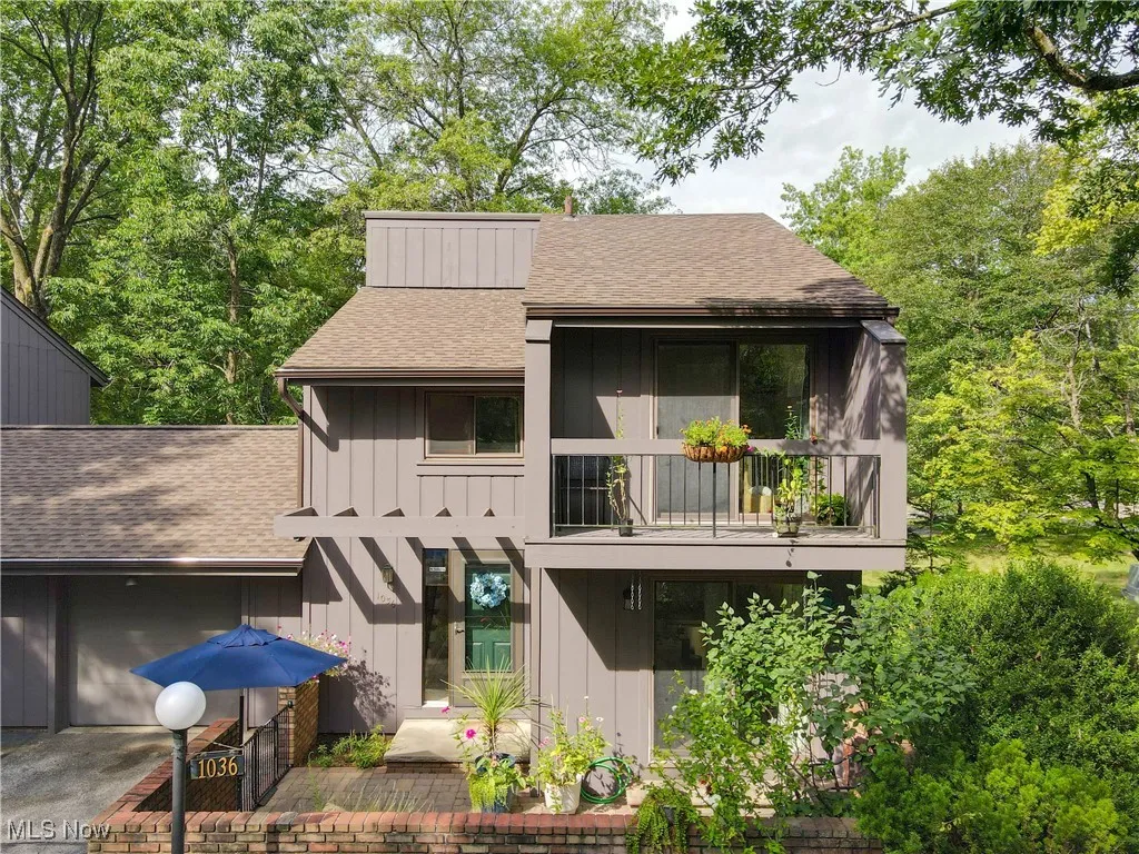 Welcome to 1035 Canyon View Road. This 2BR, 1-1/2 BA condo is neutral and comfortably appointed, throughout.