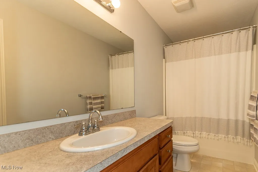 Full bath with vanity and shower / tub combo