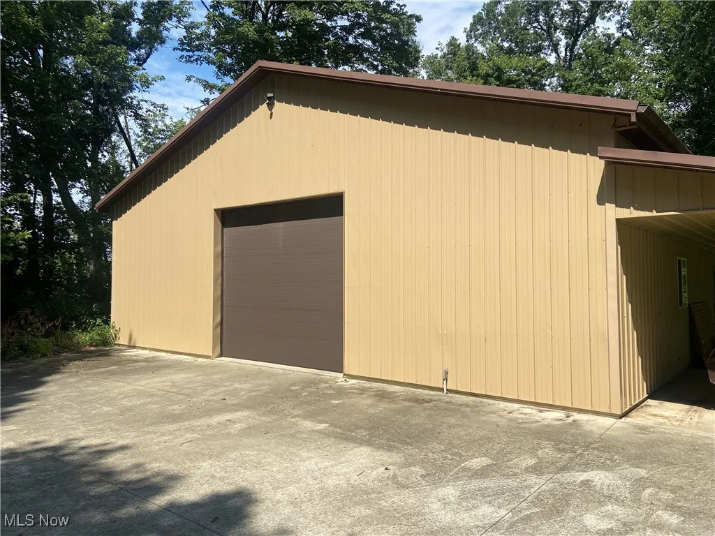 Side view of 90x40 pole barn