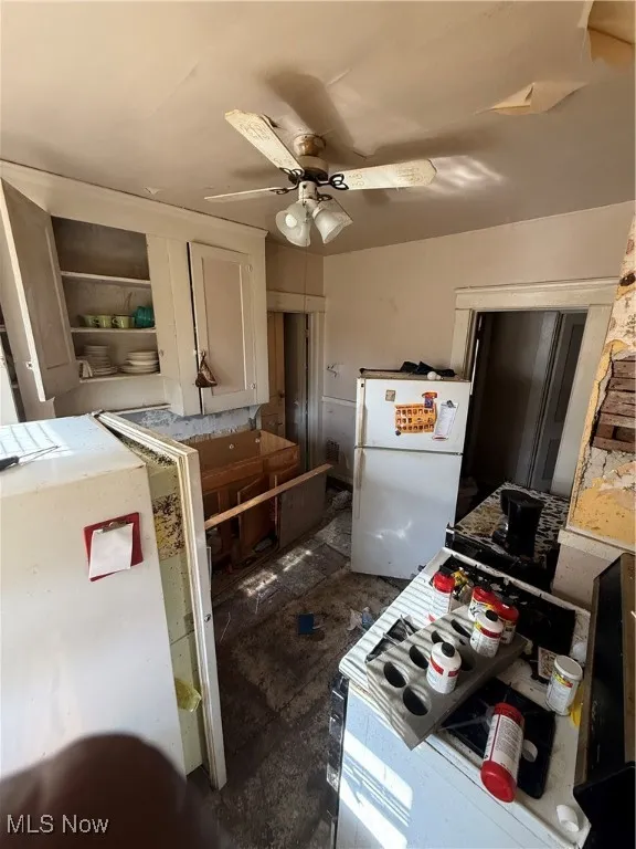 Kitchen with refrigerator and a ceiling fan
