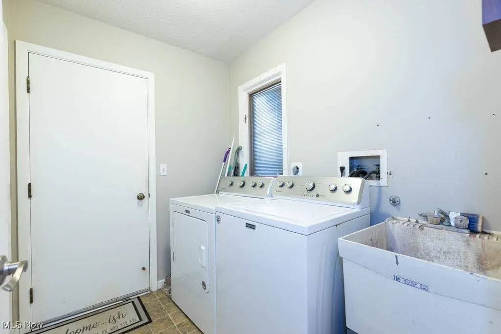 Washroom with independent washer and dryer