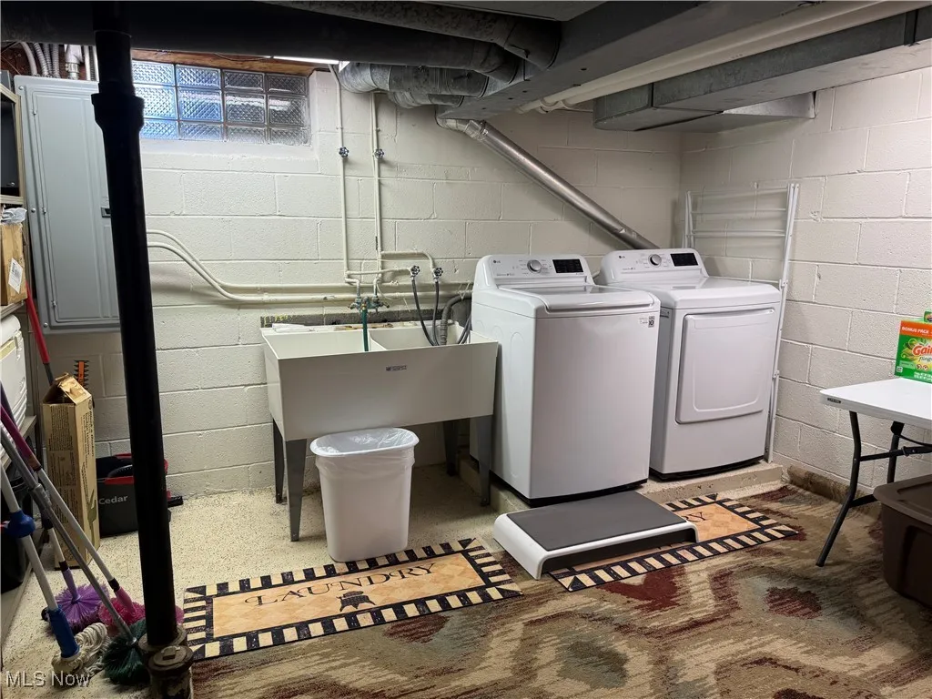 Laundry room with independent washer and dryer
