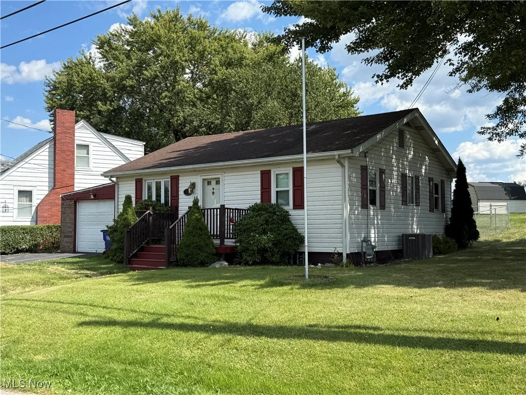 View of front facade featuring a garage and a front yard