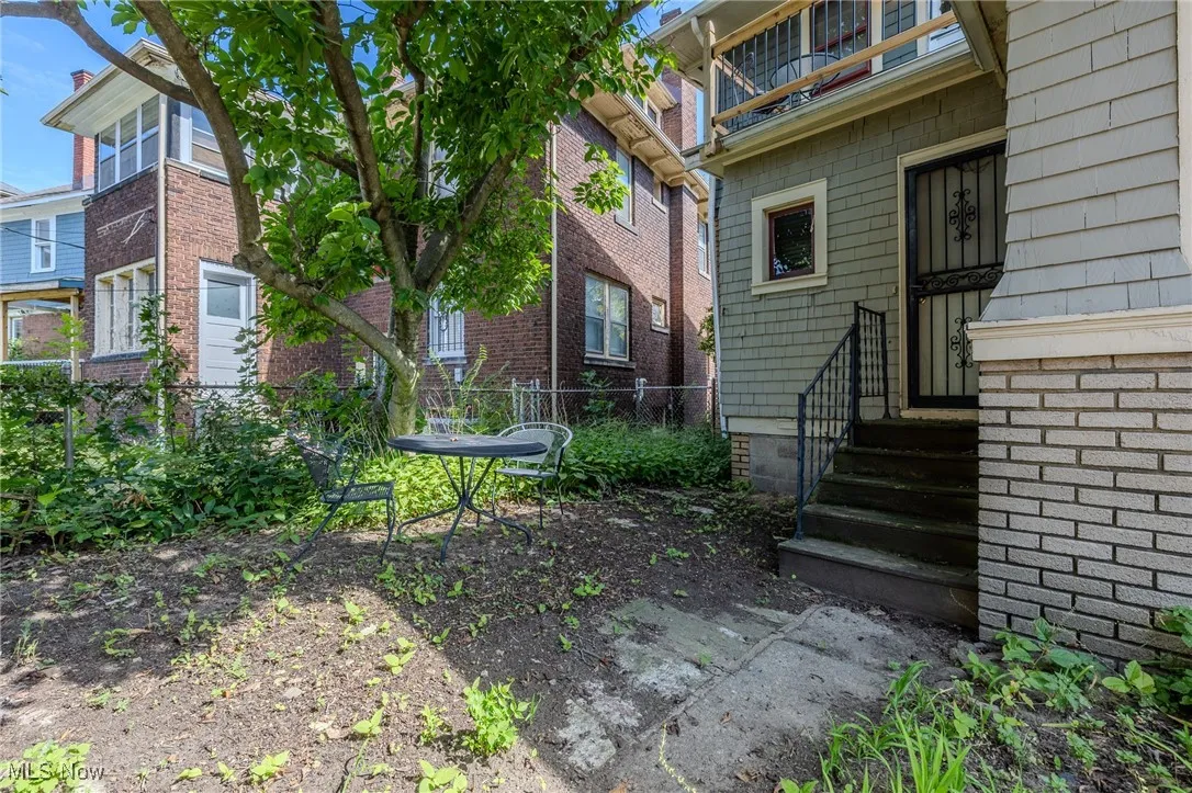 Back entrance to yard and garage