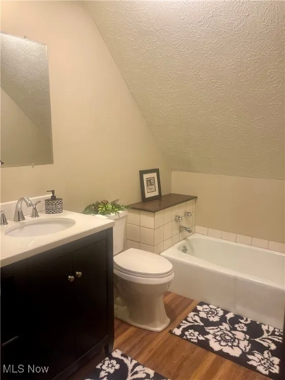 Bathroom between the two bedrooms on the 2nd floor