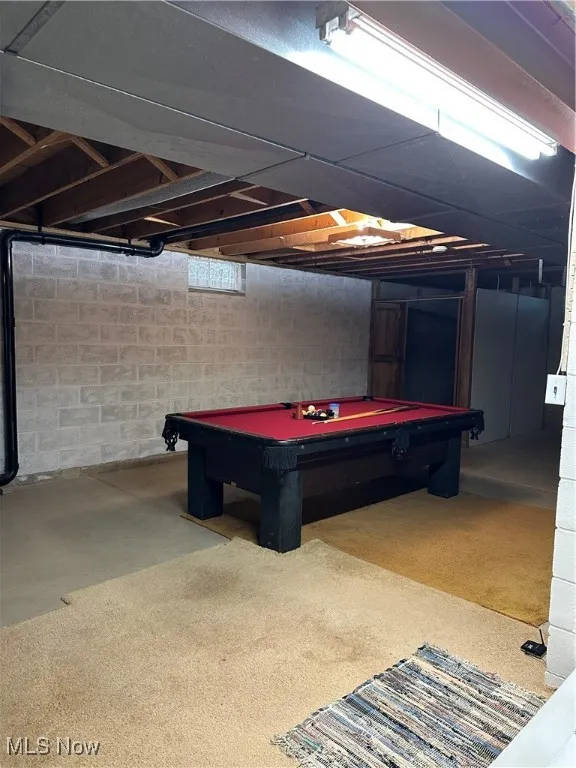 Rec room with billiards